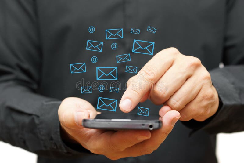 Om de afaceri care utilizează telefon inteligent cu pictograme de e-mail în jurul valorii de stock illustration