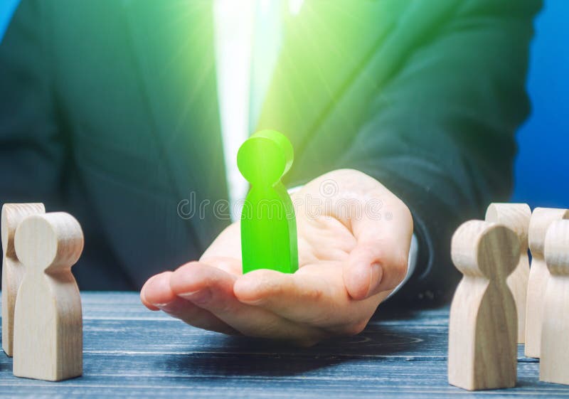 Om de afaceri prezintă un nou numit conducător șef. promovarea la locul de muncă a unui nou supraveghetor. calificat profesional royalty free stock images