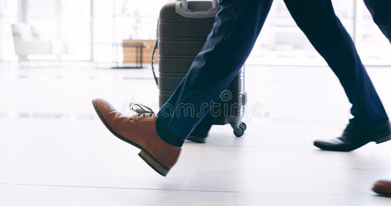 Om de afaceri în pantofi călătoresc cu valiza și mers pe jos în clădire hotel naveta la locul de muncă în New York. corporație royalty free stock photo