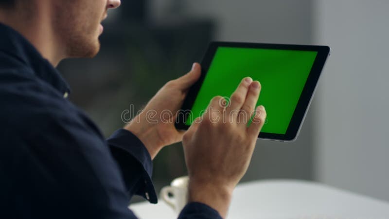 Om de afaceri închis care face apel video. bărbat zâmbitor, profesionist, cu mâinile în mână stock footage