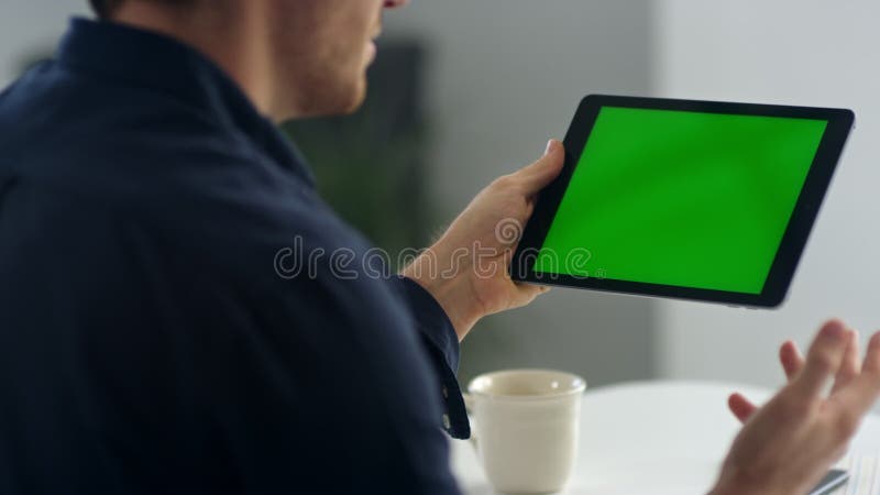 Om de afaceri închis care face apel video pe tableta cu ecran verde. stock footage