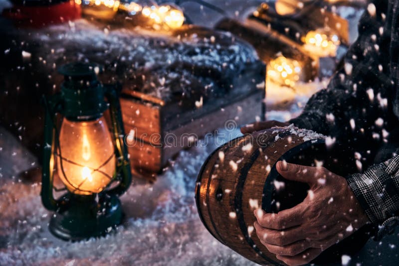Om de cultură cu butoi de bere în grădină de iarnă stock photos