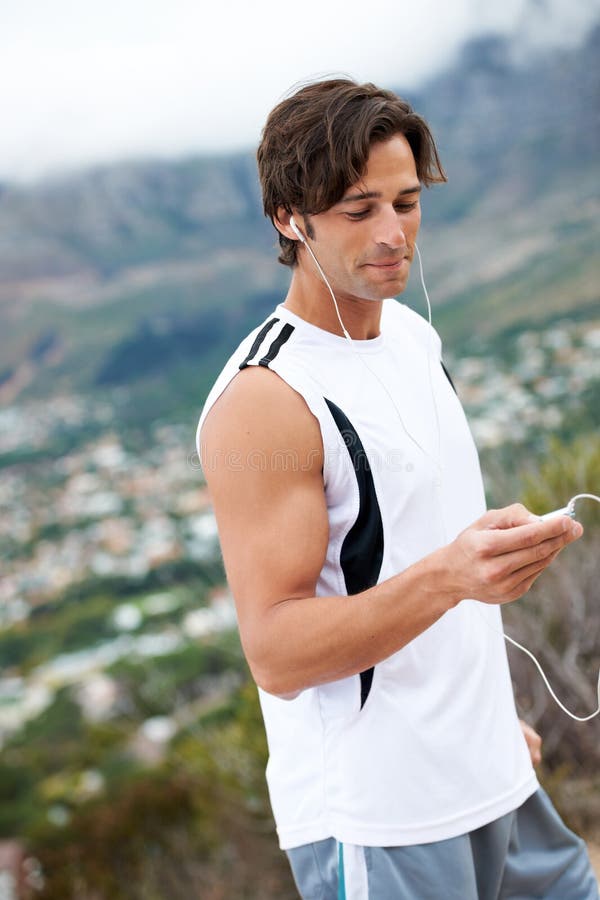 Om de fitness și ascultarea muzicii pe zâmbet de fugă și râsul pentru sunet și sunet podcast amuzant. Atlet masculin fericit stock images