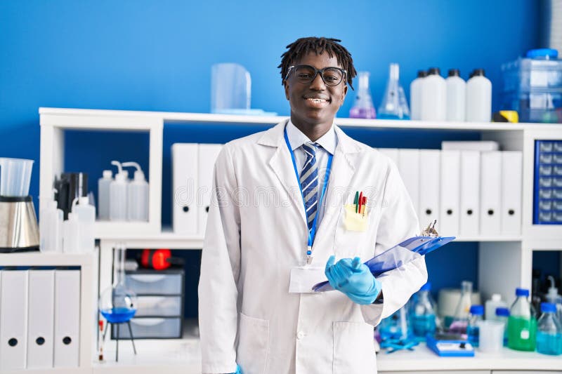 Om de știință american african zâmbind încrezător raport de lectură de laborator stock image