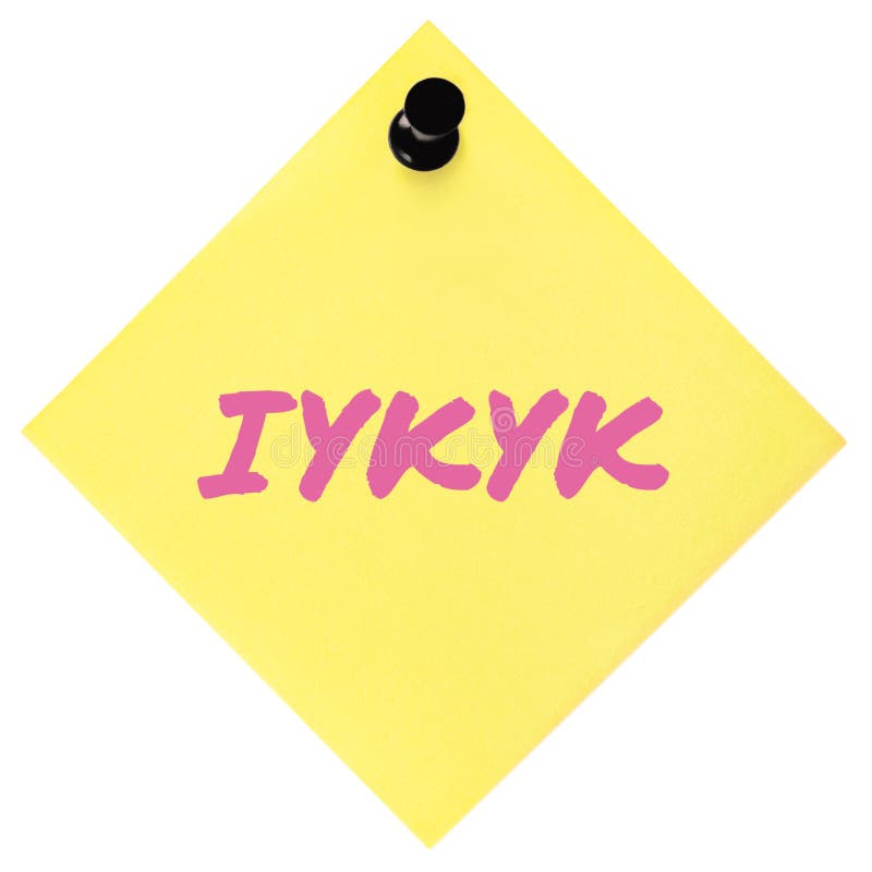 Om du vet att du vet förkortningen iykyk text makrocloseup rosa markör tiktok skämtar koncept isolerad gul vidhäftande postit note royaltyfri bild