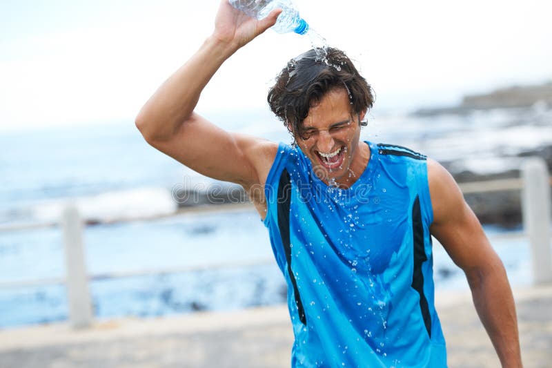 Om fitness și turnarea de apă pe cap la hidratat râs și distracție în formare cardio. Lichid atlet masculin fericit și royalty free stock photography