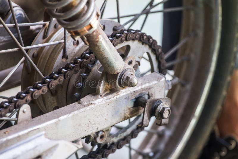 Om Het Achterwiel Van Een Motorfiets Te Verwijderen De Oude Remtrommel Vervangen Stock Foto - Image remmen: 127442496