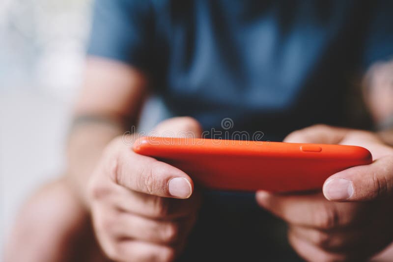 Om tastând mesaje pe telefon mobil stock images