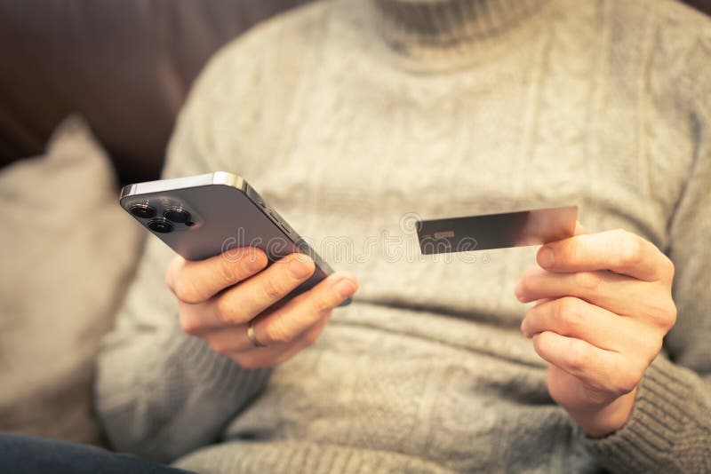 Om utilizează smartphone și card de credit royalty free stock photos