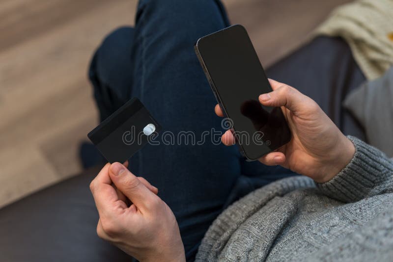 Om utilizează smartphone și card de credit stock image