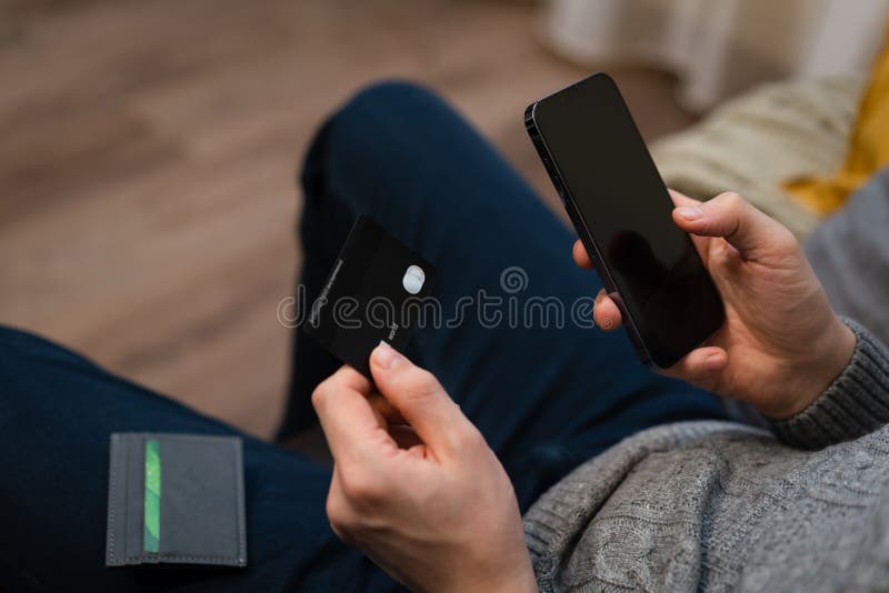 Om utilizează smartphone și card de credit royalty free stock images