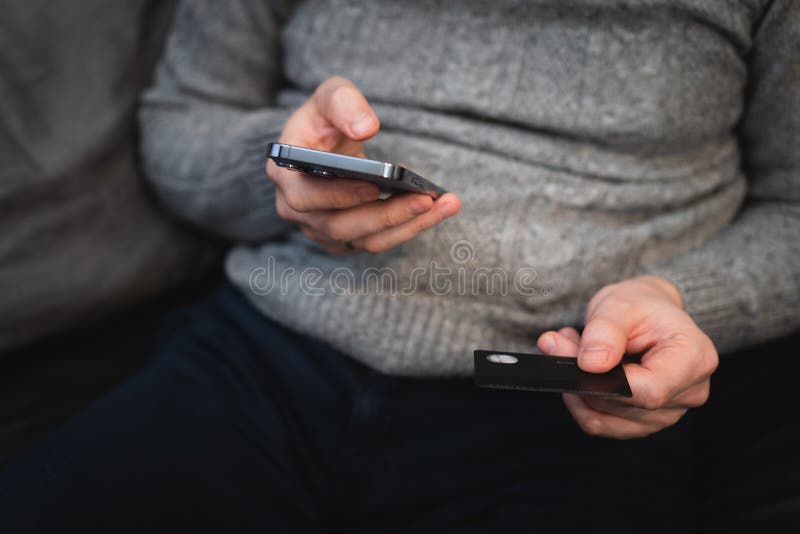 Om utilizează smartphone și card de credit royalty free stock images
