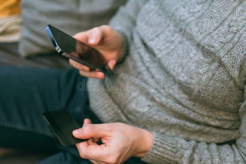 Om utilizează smartphone și card de credit stock photo