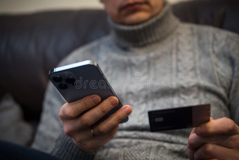 Om utilizează smartphone și card de credit royalty free stock photography