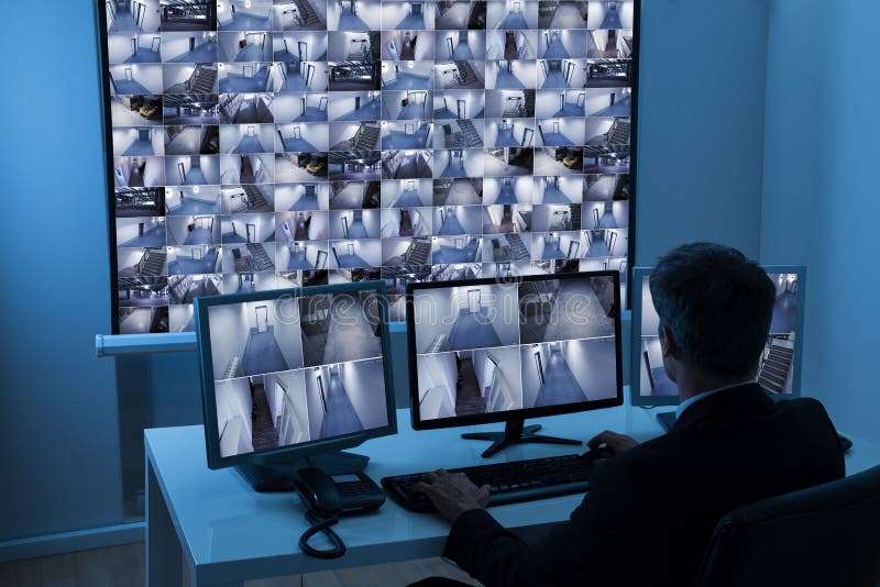 Om în camera de control de monitorizare imagini CCTV royalty free stock image