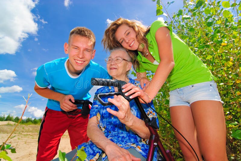 Oma en haar grote jonge geitjes stock afbeeldingen Oma en haar grote jonge geitjes stock afbeeldingen