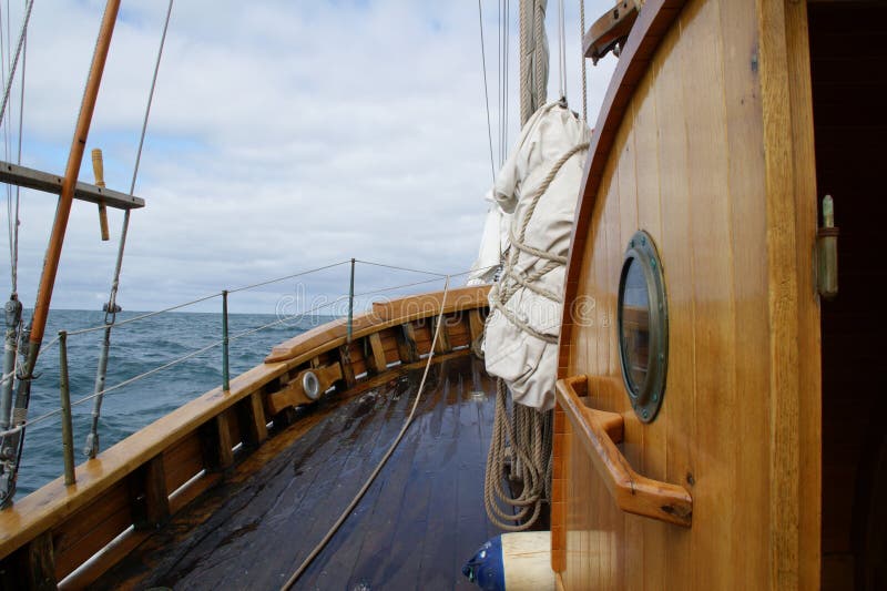 Ombord en forntida valfångare som seglar den Skjalfandi fjärden i nordliga Island arkivfoton Ombord en forntida valfångare som seglar den Skjalfandi fjärden i nordliga Island arkivfoton