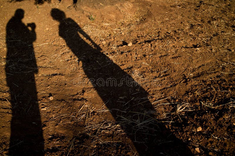 Photographe Auto-portrait Par Réflexion Ombre Sur Le Sol Image stock -  Image du extérieur, jeune: 232253115