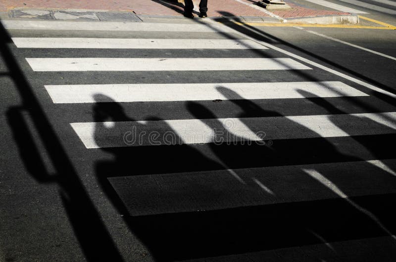 Ombre nella via immagine stock libera da diritti Ombre nella via immagine stock libera da diritti