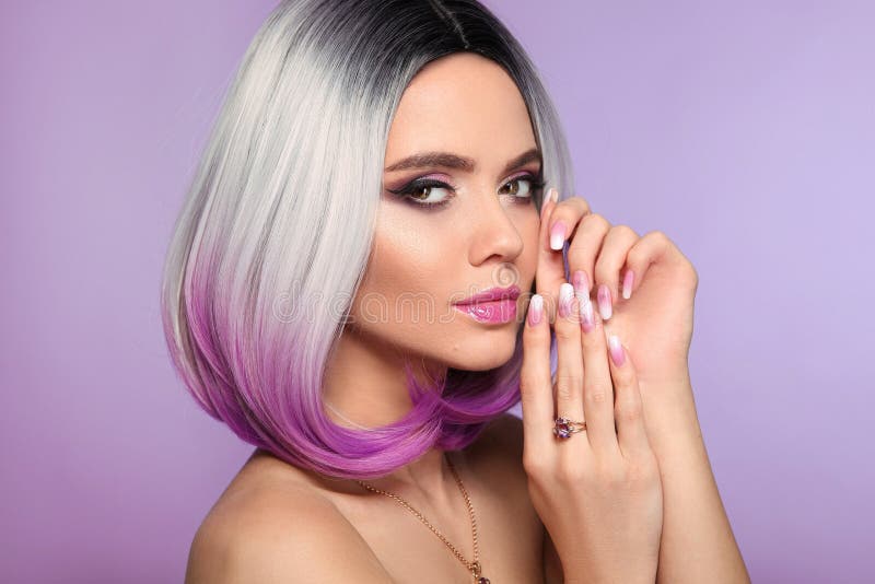 Ombre боб короткий прическу. Портрет женщины с фиолетовыми белокурыми волосами и ногтями маникюр нынешним.. Макияж красоты. Красив стоковое фото rf