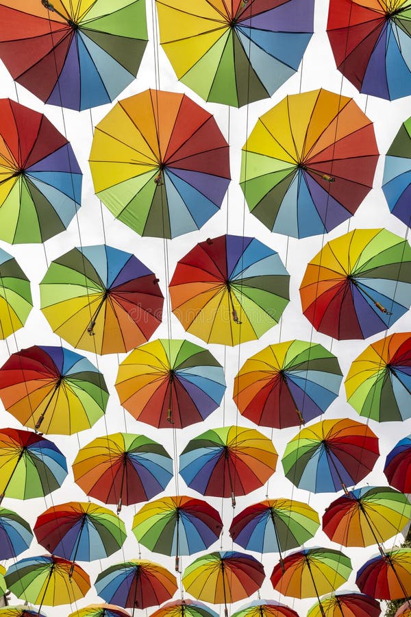 Ombrelli colorati con capovolgimento immagine stock
