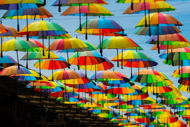 Ombrelli colorati. ombrelli colorati nel cielo. fotografie stock libere da diritti