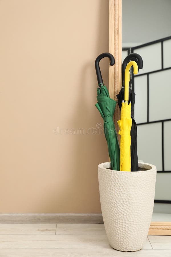 Ombrelli colorati in porta e specchio al chiuso fotografia stock libera da diritti