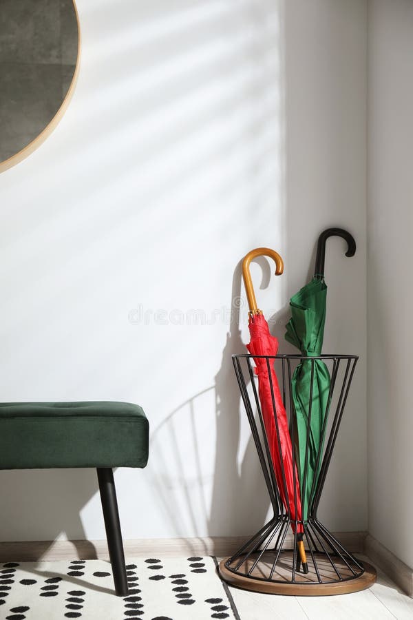 Ombrelli colorati in posizione vicina alla parete luminosa immagine stock