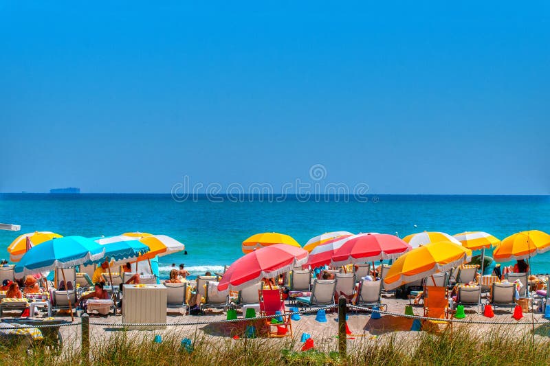 Ombrelli colorati sulla spiaggia meridionale di Miami Florida immagine stock libera da diritti