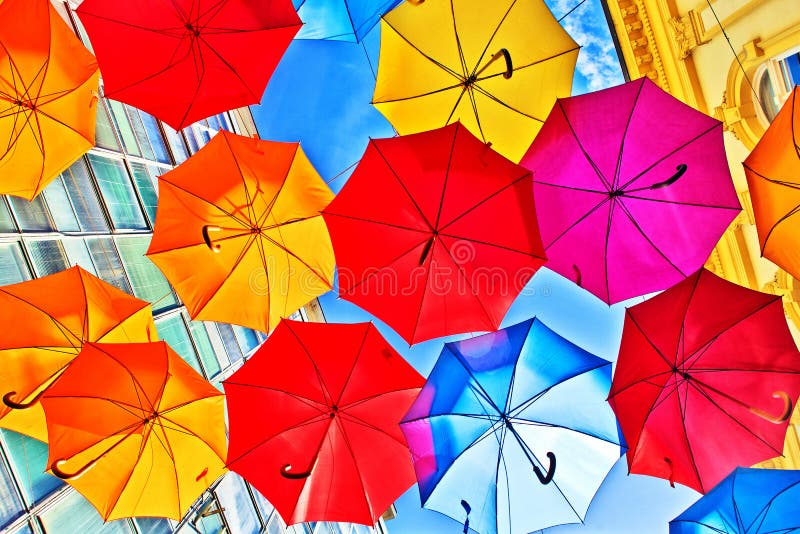 Ombrelli variopinti come decorazione della via fotografie stock libere da diritti