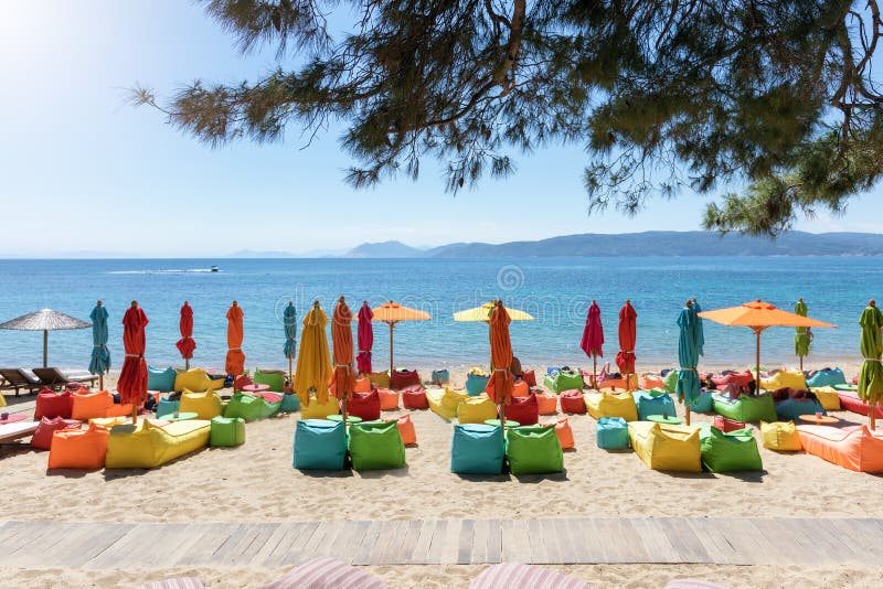 Ombrelli variopinti e sedie di salotto alla spiaggia di Agia Eleni, isola di Skiathos immagini stock