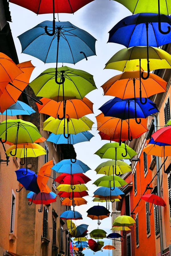 Ombrelli variopinti in Novigrad fotografie stock