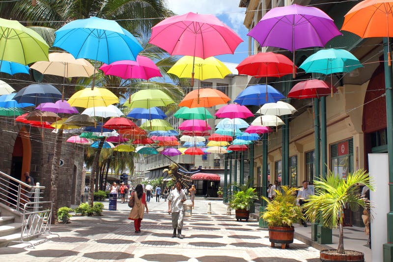 Ombrelli variopinti sopraelevati, Le Caudan Waterfront, Mauritius immagini stock
