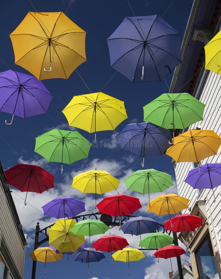 Ombrelli variopinti su Main Street fotografia stock libera da diritti