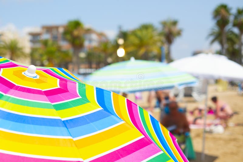 Ombrelli variopinti sulla spiaggia fotografie stock libere da diritti