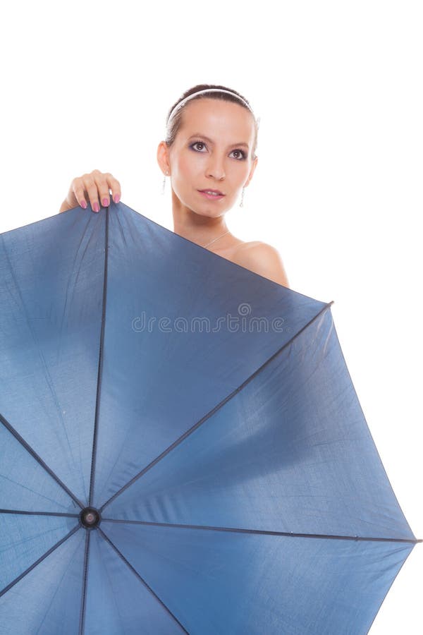 Ombrello abbastanza attraente della tenuta della donna della sposa fotografia stock Ombrello abbastanza attraente della tenuta della donna della sposa fotografia stock