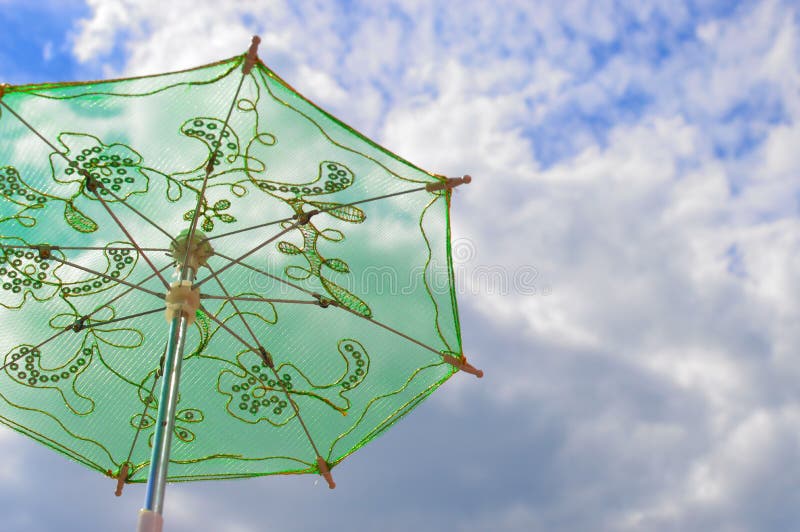Ombrello decorativo verde nel cielo blu immagine stock Ombrello decorativo verde nel cielo blu immagine stock
