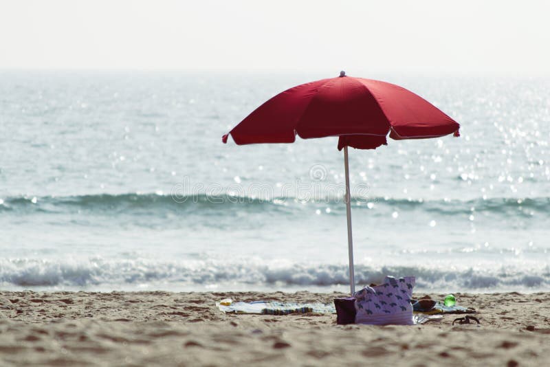 Ombrello di spiaggia e della riva fotografia stock libera da diritti