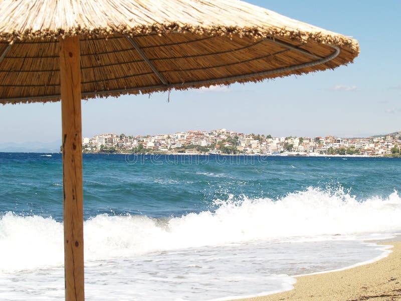 Ombrello di spiaggia Thatched immagini stock libere da diritti