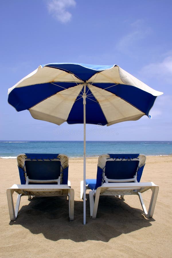 Ombrello e basi di spiaggia immagine stock libera da diritti