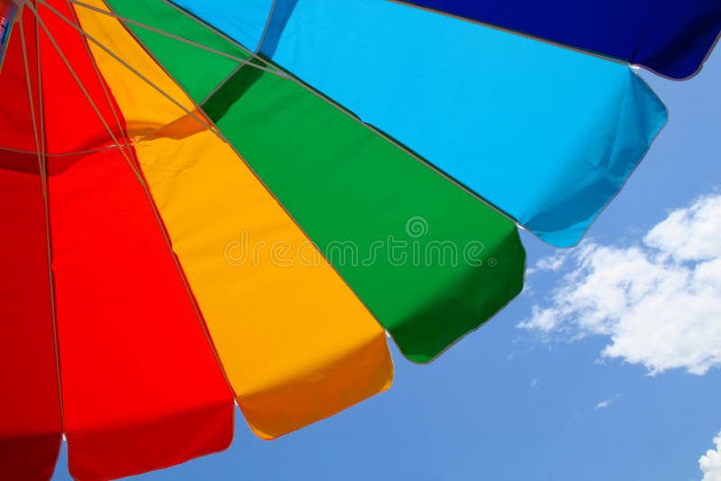 Ombrello e cielo di spiaggia fotografia stock