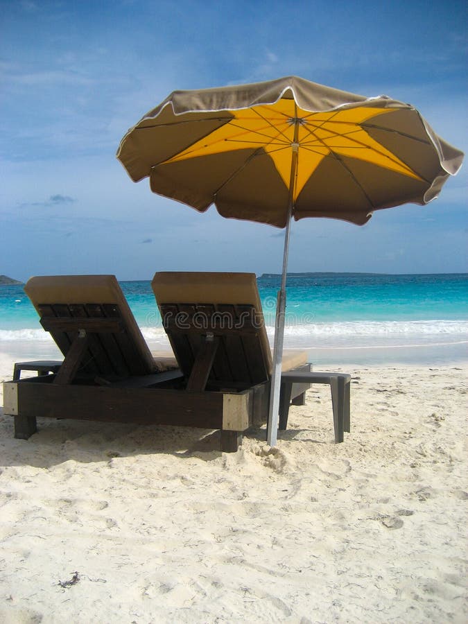 Ombrello e sedie di spiaggia di rilassamento a St Martin fotografie stock Ombrello e sedie di spiaggia di rilassamento a St Martin fotografie stock