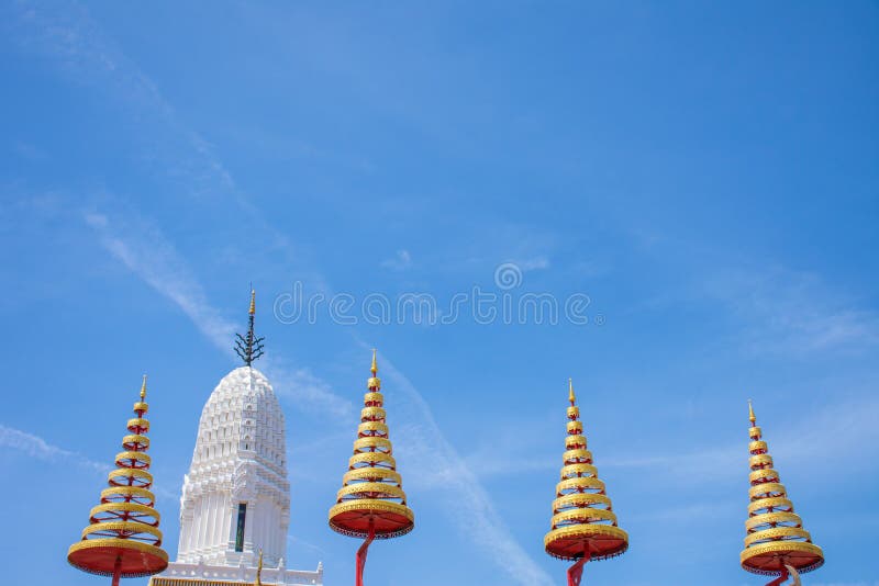 Ombrello a file e pagoda bianca con il fondo del cielo blu fotografie stock libere da diritti Ombrello a file e pagoda bianca con il fondo del cielo blu fotografie stock libere da diritti
