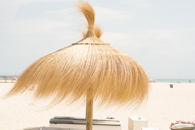 Ombrello per ombra alla spiaggia nel giorno ventoso fotografia stock Ombrello per ombra alla spiaggia nel giorno ventoso fotografia stock