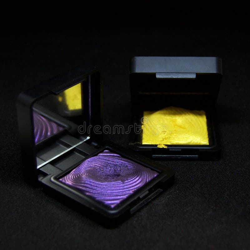 Ombretto porpora e giallo su fondo nero fotografia stock Ombretto porpora e giallo su fondo nero fotografia stock