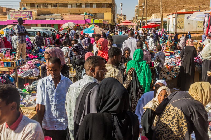 Omdurman sudan march 8 2019 : folkmassor på souqmarknaden i omdurman sud arkivfoto
