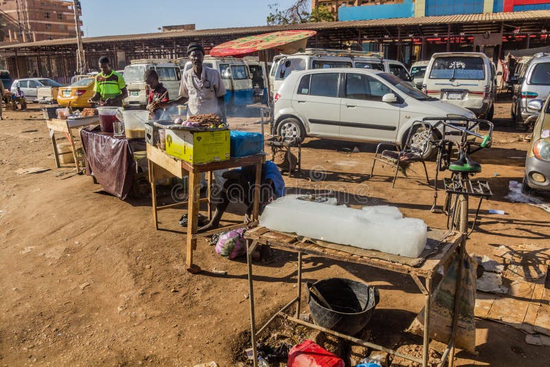 Omdurman sudan march 8 2019 : Livsmedelshallar på souqmarknaden i omdurman sud royaltyfri foto