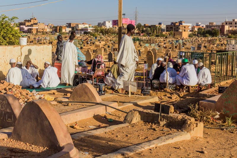 Omdurman sudan march 8 2019 : människor på hamnat på al-nil-kyrkogården i omdurman sud royaltyfria bilder