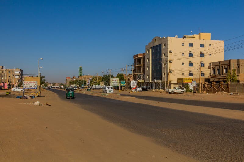 Omdurman sudan march 8 2019 : sikt över en väg i omdurman sud royaltyfri bild