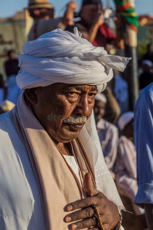 Omdurman sudan march 8 2019 : Sui-piskande dervish under en religiös ceremoni vid en präglad al-nil-kyrkogård i omdurman arkivbilder